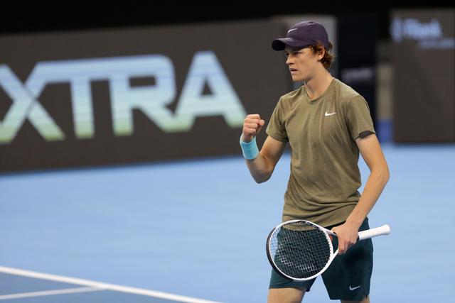 内马尔在桑托斯关键比赛中上演帽子戏法，助球队保级成功，展现坚韧与决心。